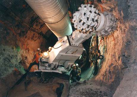 Tunnel_boring_Yucca_Mt_(DOE)-460